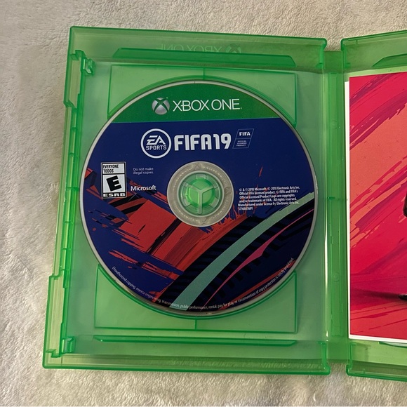 FIFA 19 Xbox One Game - Picture 4 of 5